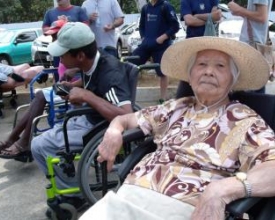 Idosos da Casa dos Pobres se divertem com alunos do Anchieta 