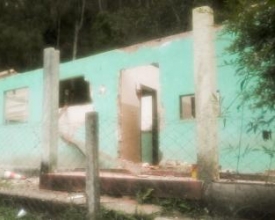 Moradores protestam contra destruição de escola em Macaé de Cima neste sábado