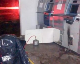 Criminosos usam maçarico para abrir caixas eletrônicos em Conselheiro