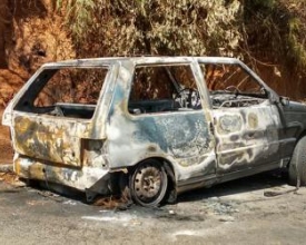 Carro é destruído pelo fogo no Perissê