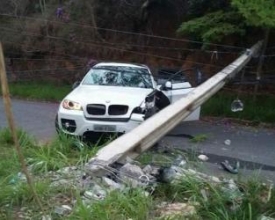 Carro derruba poste no Tingly e deixa 128 casas sem luz