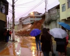 Tubulação de água se rompe e muro de contenção desaba no bairro São Jorge