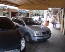 Carros estacionados ocupam ruas do Centro fechadas ao trânsito