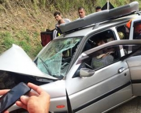 Carro bate em muro de contenção na RJ-116