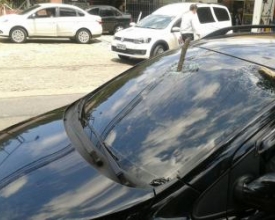 Galho de árvore atravessa para-brisa de carro no Centro