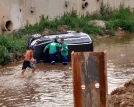 Motorista perde o controle e carro cai no leito do Rio Bengalas