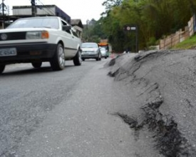 Prefeitura embarga obra de drenagem no ‘calombo’ da RJ-116