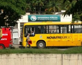 Motorista passa mal e ônibus bate em poste no Centro