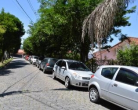 Sobram carros nas ruas do Bairro Suíço