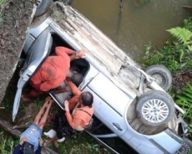 Carro cai de ponte e quatro pessoas ficam feridas no Cardinot