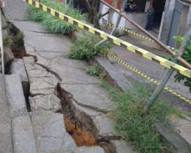Calçada é isolada pela Prefeitura no Alto do Floresta