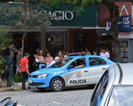 Mulher em provável surto caminha em meio ao trânsito e preocupa motoristas e pedestres