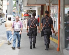 PM reforça segurança nas ruas para as compras de Natal