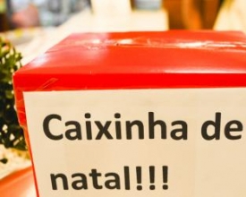 Em tempos de crise, caixinhas de Natal se proliferam no comércio e nas ruas