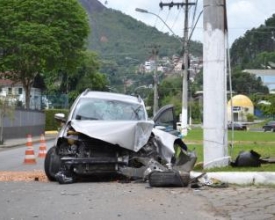 Três pessoas ficam feridas em acidente na Via Expressa
