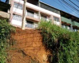 Barreira desliza na Avenida dos Ferroviários e moradores temem queda de poste