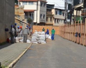 São Jorge: trânsito de rua atingida por queda de muro será liberado em meia pista