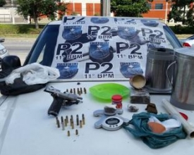 Comparsa de comerciante é preso com drogas e arma em Campo do Coelho