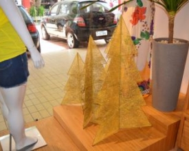 Árvore de Natal ganha criativas versões no comércio friburguense