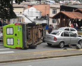 Ambulância de Cantagalo tomba após colisão no Bairro Ypu