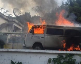 Kombi da Secretaria de Saúde pega fogo em Conselheiro Paulino