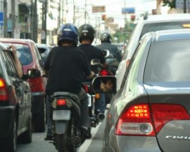 Morte de motociclista reacende polêmica do uso do "corredor"