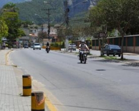 Av. Julius Arp aguarda faixas verticais há mais de um ano 