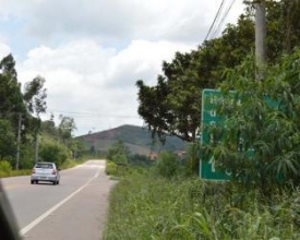 Placas encobertas põem motoristas em perigo na Friburgo-Teresópolis