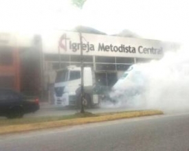 Fumaça em carreta assusta motoristas e moradores no Paissandu