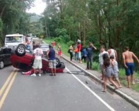 Carro capota e duas pessoas se ferem na RJ-116