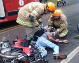 Três feridos em colisão de motocicletas na Chácara do Paraíso