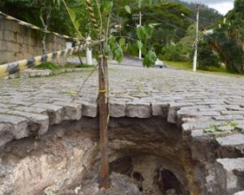 Vale dos Pinheiros ou Vale dos‭ ‬Buracos‭?