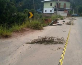 Após deslizamento,‭ ‬trecho da RJ-148 segue em meia-pista