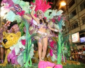 Blocos de enredo deram a largada na passarela do samba