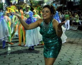 Um mar verde e branco na avenida: é a Vilage no Samba