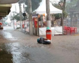 Chuva forte causa alarde, mas não impede desfiles das escolas de samba