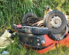 Caminhão capota no Carmo e motorista morre