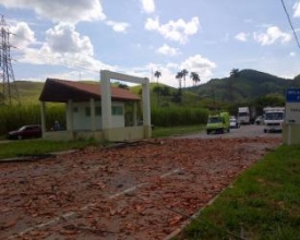 Macuco quer que empresa pague pelo portal destruído por caminhão