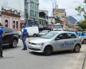 Blitz do IPVA apreende‭ carros na Avenida Euterpe