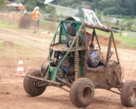 Alunos da Uerj se preparam para campeonato nacional de minicarro off-road    