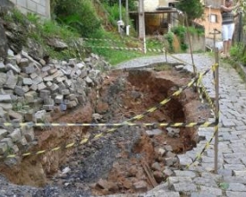 Buraco em rua põe pedestres em risco em Mury