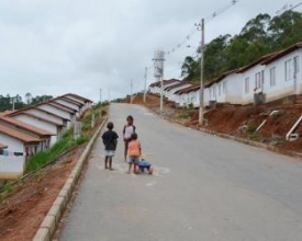 Moradores não querem sair de casas ocupadas no Parque das Flores