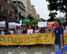 Greve estadual: alunos e professores fazem protesto na Alberto Braune