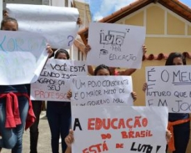 Estudantes‭ ‬fazem‭ ‬nova manifestação em apoio à greve dos professores