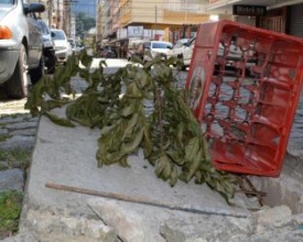 Buraco em rua do Centro é risco para motoristas‭