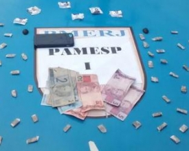 Jovem‭ ‬tenta escapar da PM ‬mas é preso‭ ‬em‭ ‬bar‭