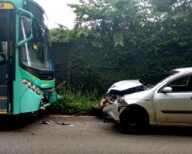 Ônibus bate em carro e motorista fica ferida na RJ-142