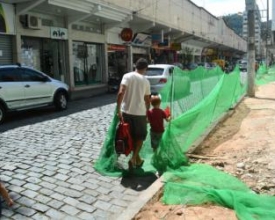 Paralisada há mais de um mês obra em calçada dos Correios