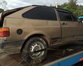Homens furtam carro em posto de gasolina, sofrem acidente e são presos na RJ-116