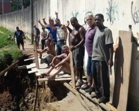 Moradores constroem ponte entre Duas Pedras e Chácara do Paraíso